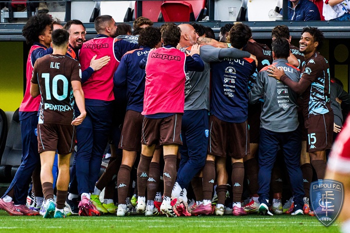 SERIE B – 7a Giornata | Un primo tempo orribile: sotto di un gol e in superiorità numerica dal 5′ minuto. Gli azzurri vincono al 97′ con un gol di Nasti.